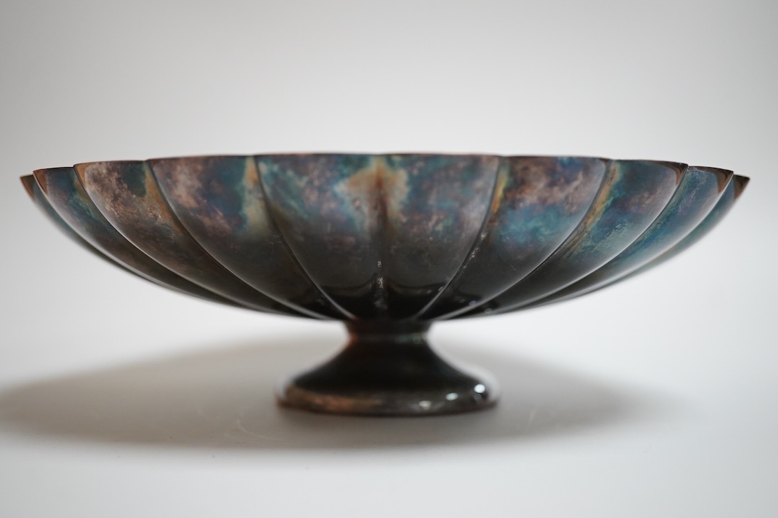 An Elizabeth II cusped silver pedestal bowl, by Mappin & Webb Ltd, Sheffield, 1999, diameter 19.3cm, 13.5oz.
